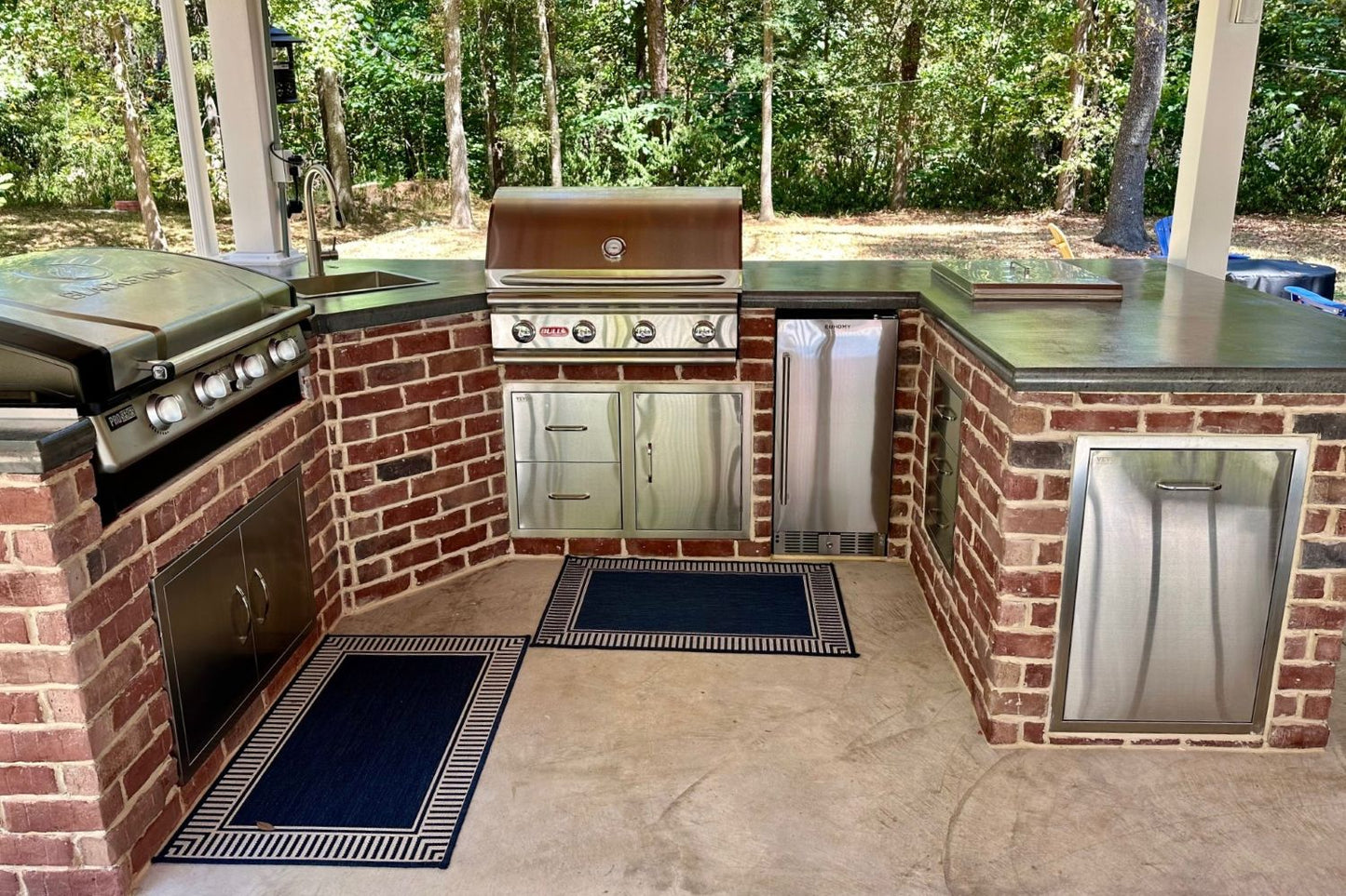 Black Bear Mountain Stone - Brick Veneer - Hampton