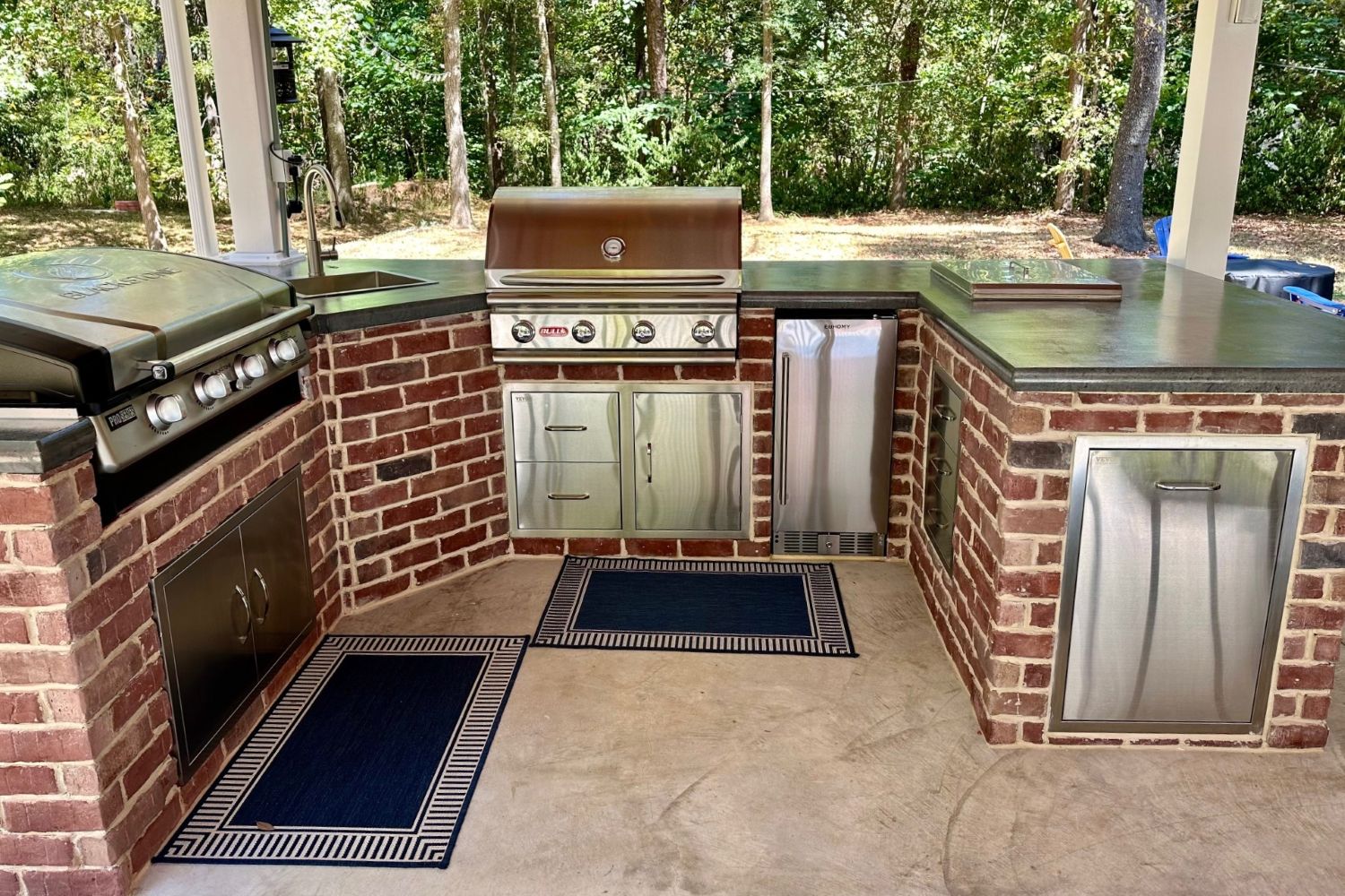 Black Bear Mountain Stone - Brick Veneer - Hampton