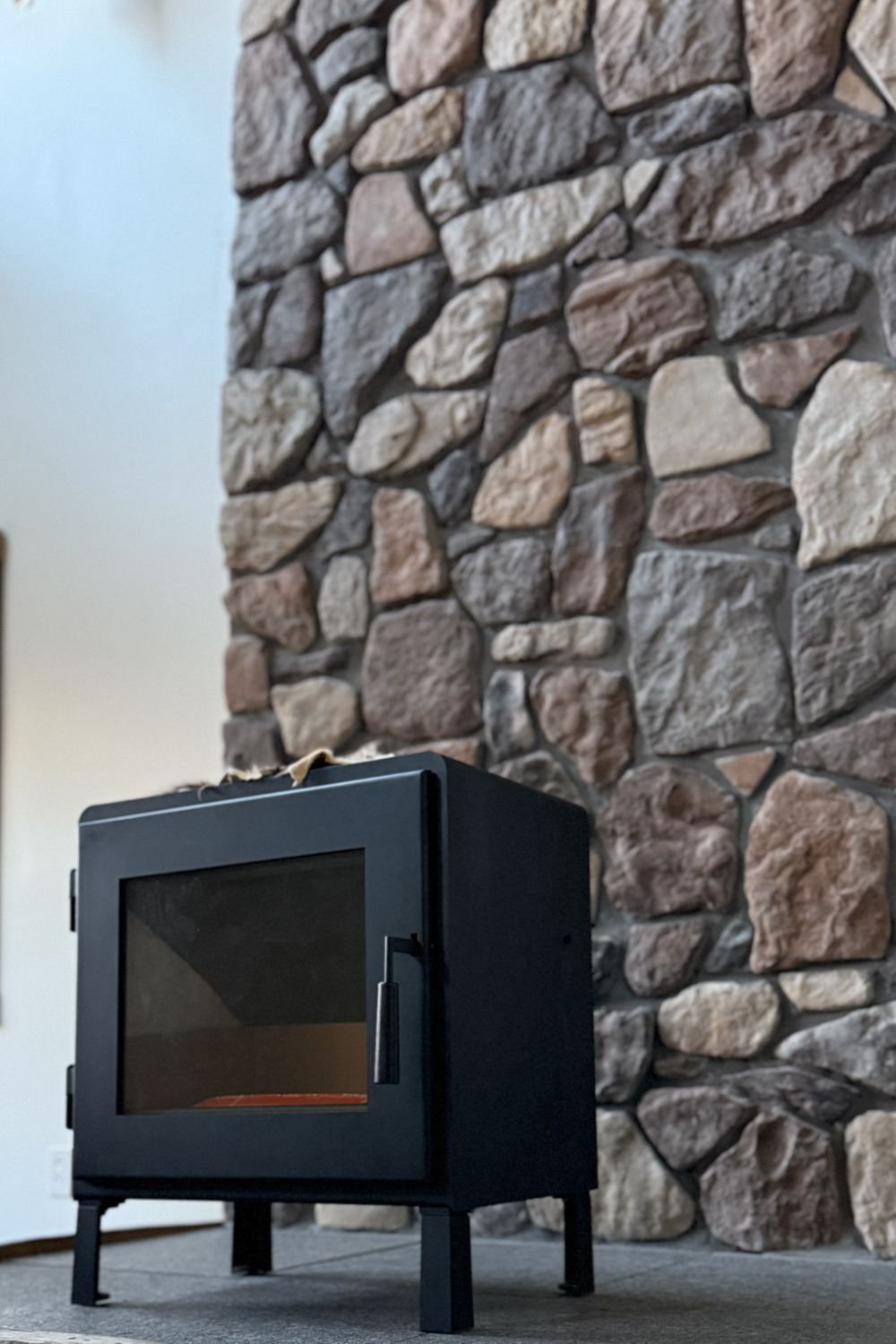 Black Bear Mountain Stone - Stone Veneer - Field Stone Rustic