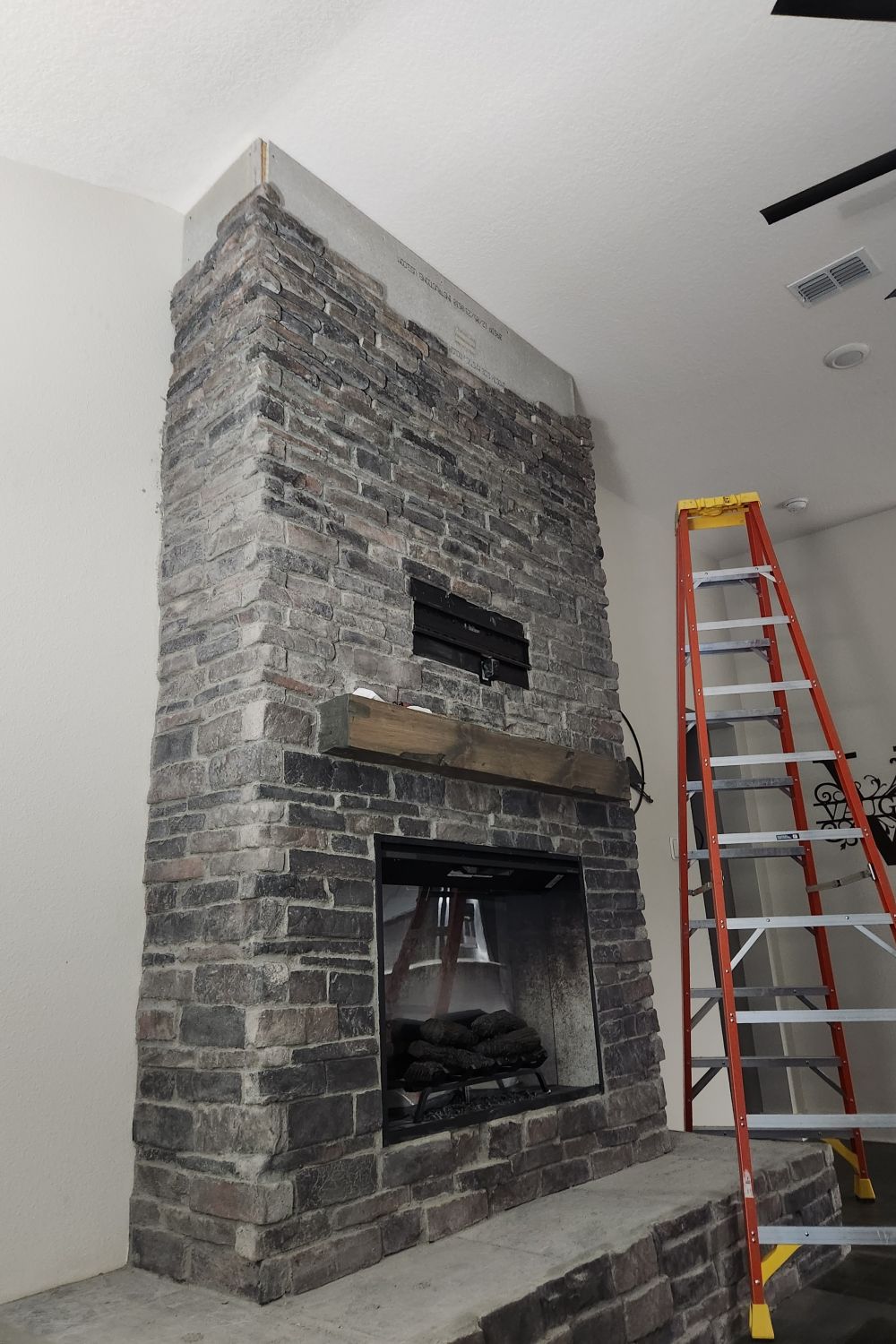 Black Bear Mountain Stone - Stone Veneer - Stack Stone Midnight