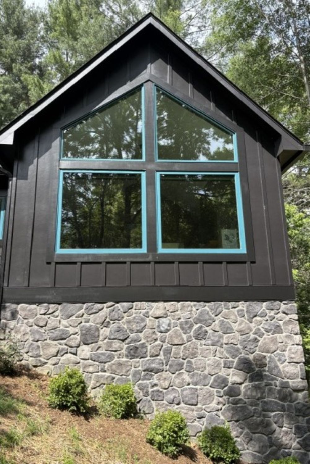 Black Bear Mountain Stone - Stone Veneer - Field Stone Midnight