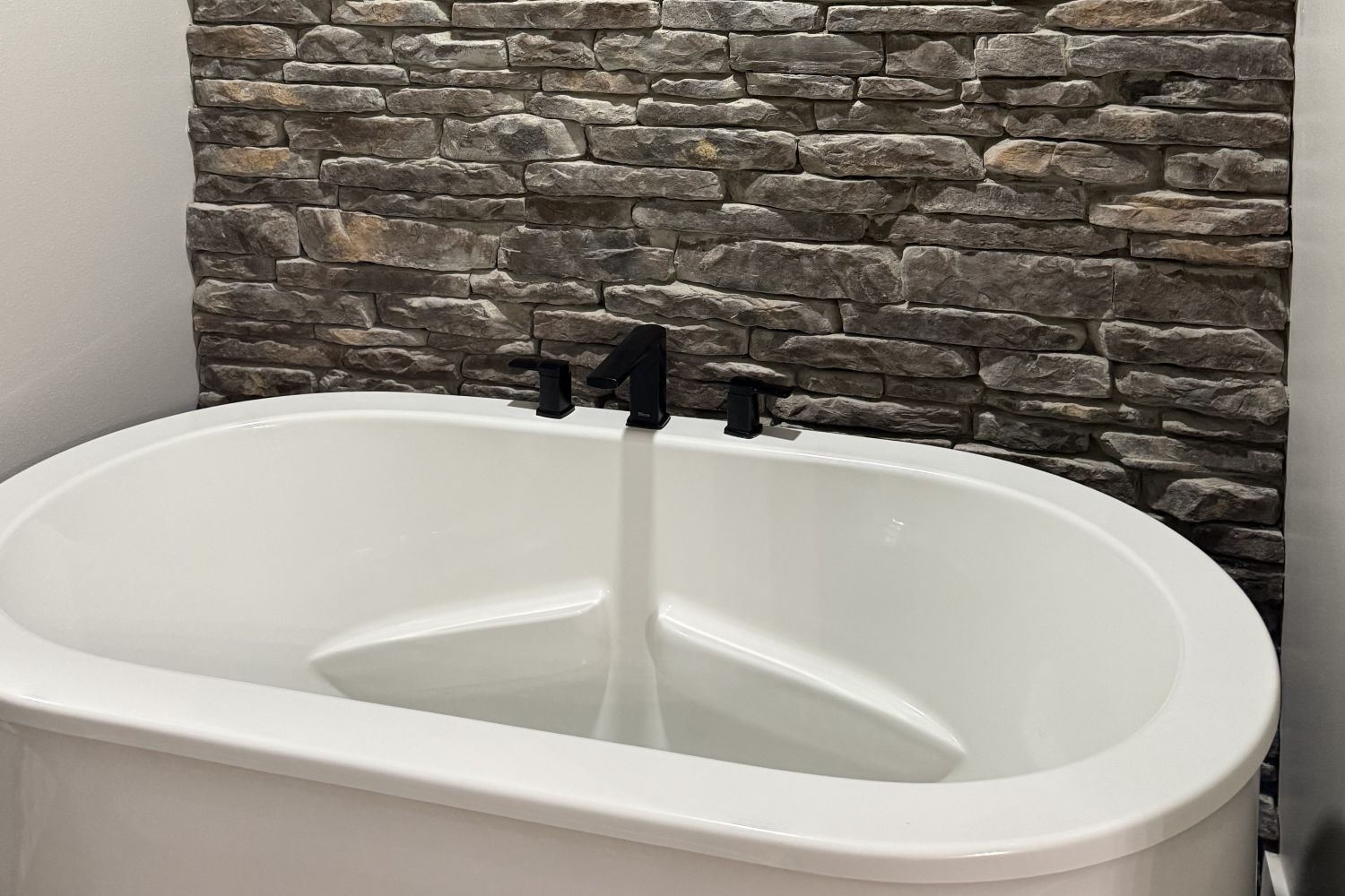 Black Bear Mountain Stone - Stone Veneer - Ledge Stone Outback