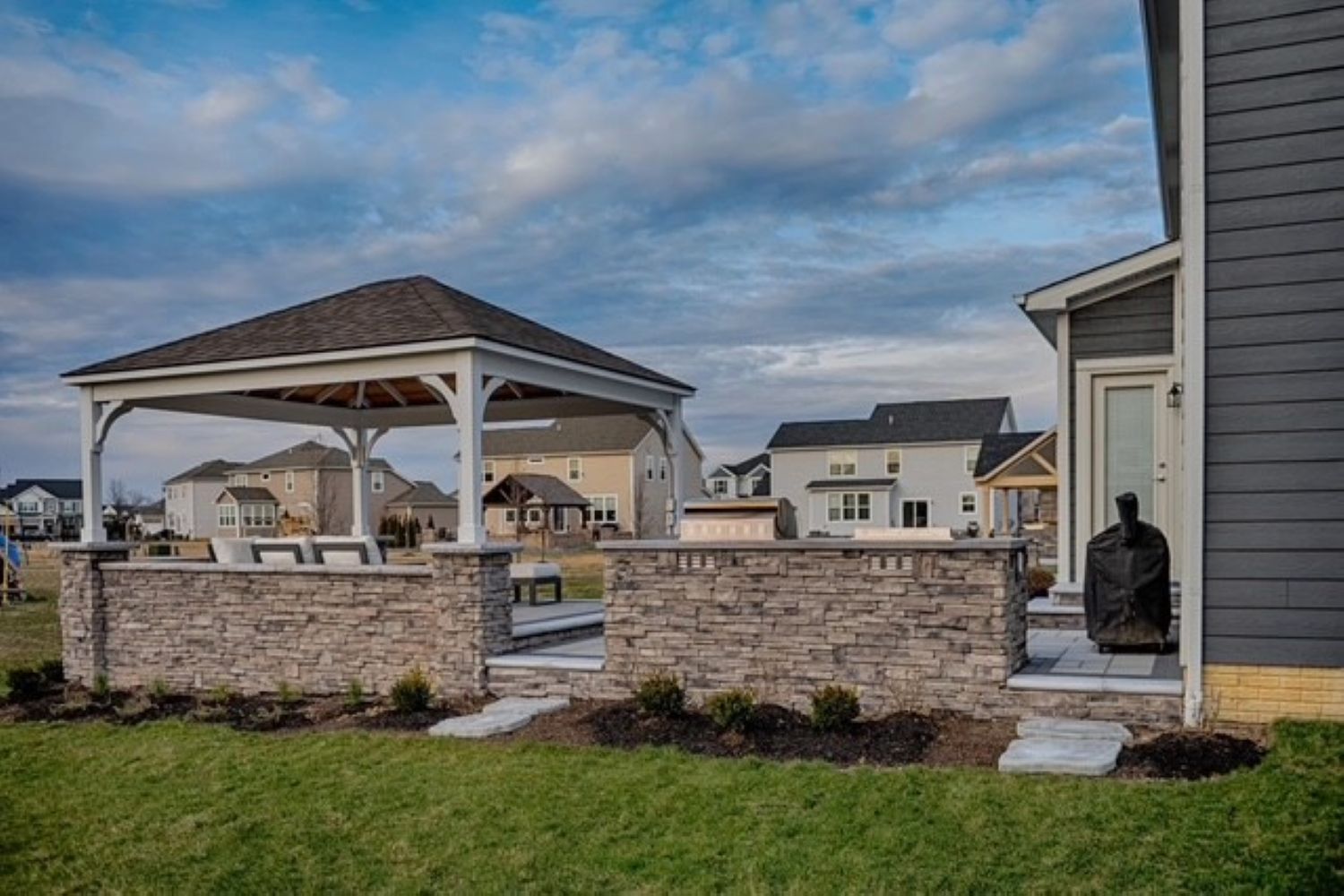 Black Bear Mountain Stone - Stone Veneer - Stack Stone Cool Gray