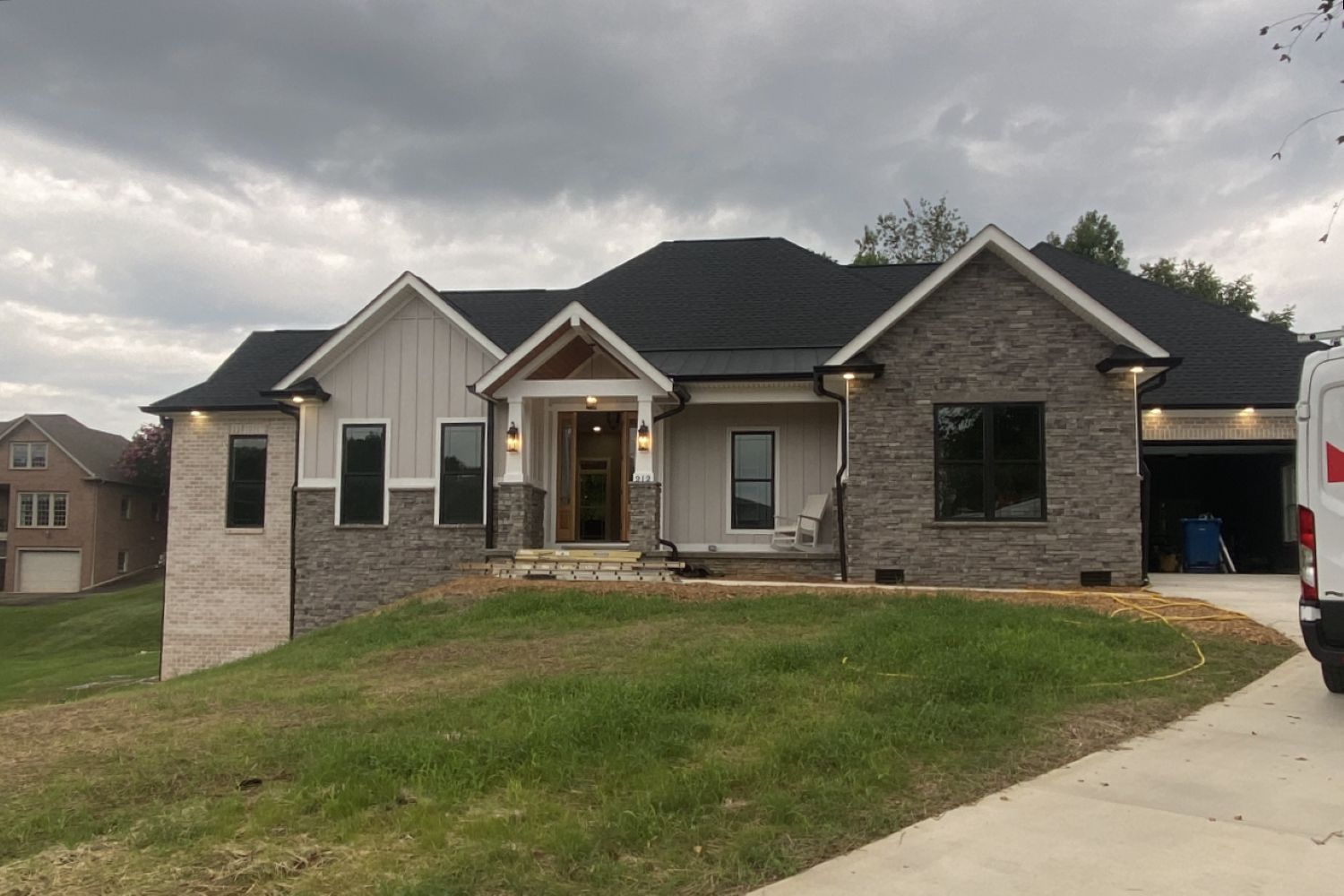 Black Bear Mountain Stone - Stone Veneer - Stack Stone Cool Gray