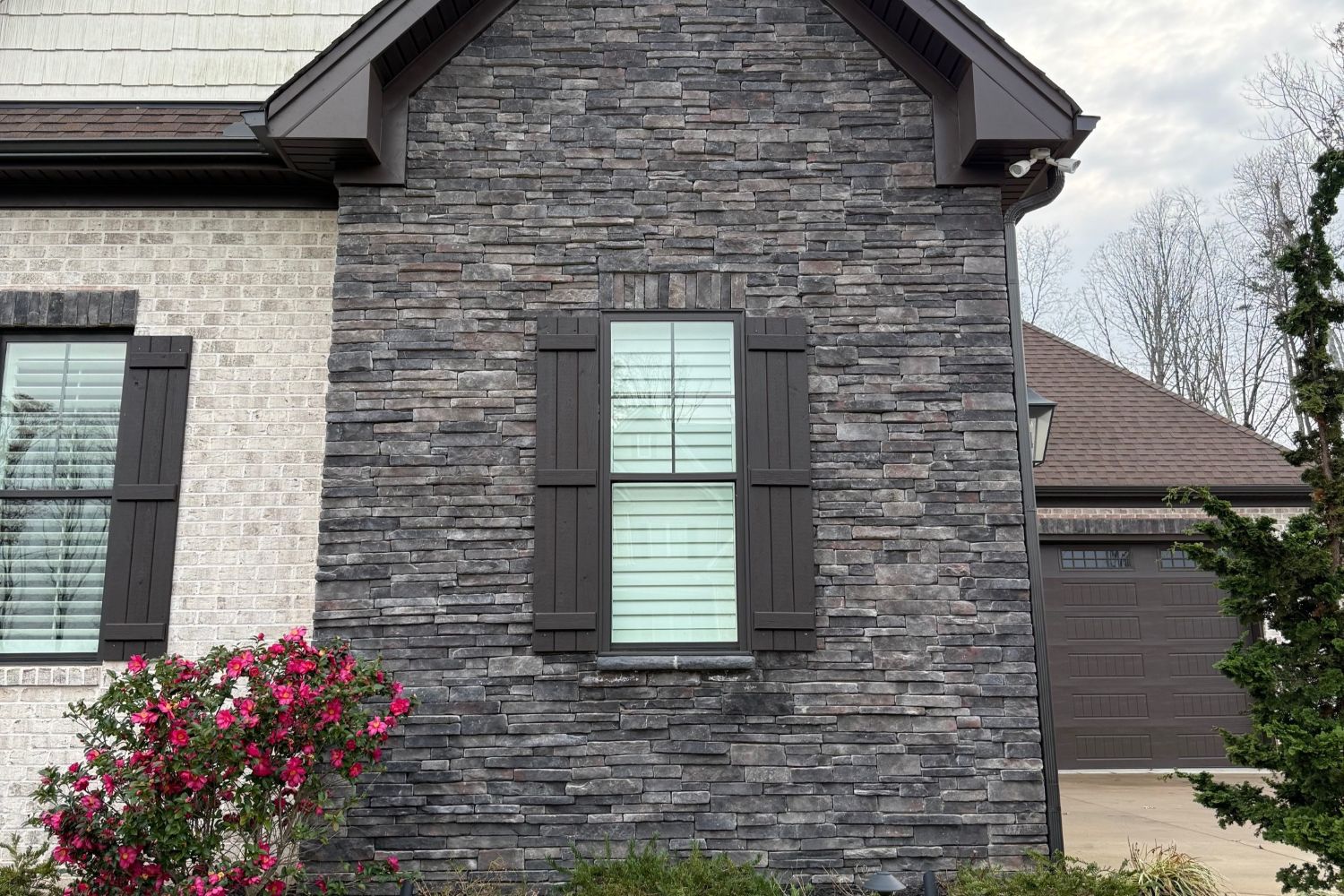 Black Bear Mountain Stone - Stone Veneer - Stack Stone Midnight
