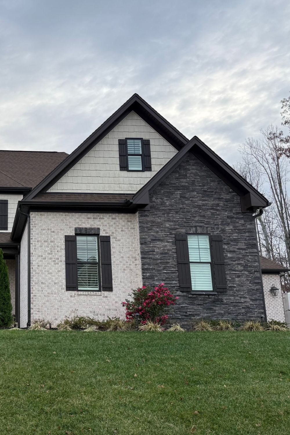 Black Bear Mountain Stone - Stone Veneer - Stack Stone Midnight